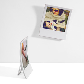 Dos colgadores de fotos para pared con forma polaroid