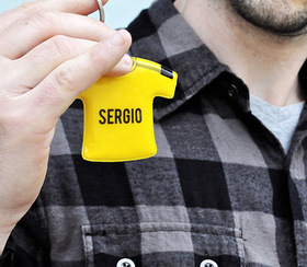 Llavero con forma de camiseta personalizable